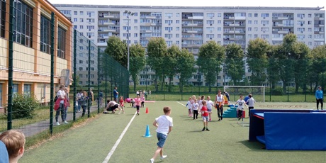 Powiększ grafikę: Boisko Orlik. Dzieci uczestniczą w konkurencjach sportowych.