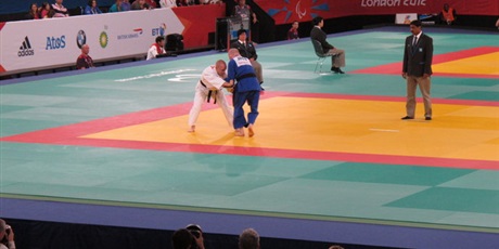 Powiększ grafikę: Zawodnicy judo podczas walki.