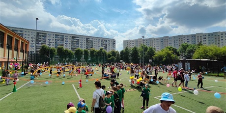Powiększ grafikę: Boisko Orlik z przygotowanymi stacjami sportowymi oraz torem przeszkódla dzieci.