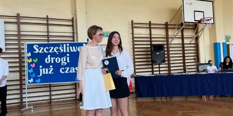 Powiększ grafikę: Najlepsza absolwentka ZSSiMS Karolina pozuje do zdjęcia z panią dyrektor.
