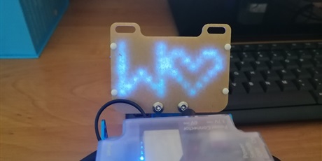 Powiększ grafikę: Napis "W serce" wyświetlony na wyświetlaczu LED robota mBot.