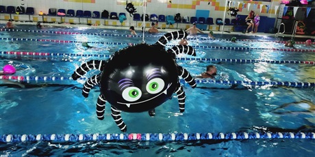 Halloweenowe Rodzinne Zawody Pływackie