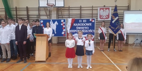 Powiększ grafikę: Uczennice klasy 2M SP recytują wiersze