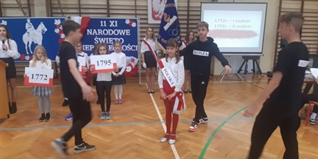 Powiększ grafikę: Uczniowie SP 75 przedstawiają rozbiory Polski