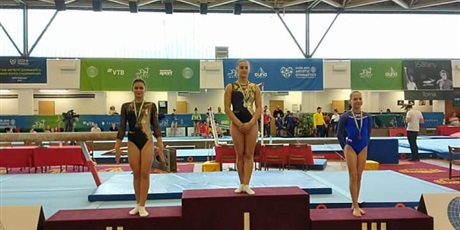 Powiększ grafikę: Zuzanna Jank na podium podczas dekoracji medalowej.