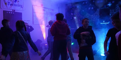 Powiększ grafikę: dyskoteka-669886.jpg