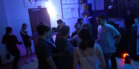 Powiększ grafikę: dyskoteka-669919.jpg