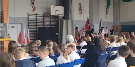 Powiększ grafikę: Dzień Edukacji Narodowej w ZSSiMS. Pasowanie na ucznia klas pierwszych i otrzęsiny klas licealnych