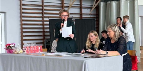Powiększ grafikę: Dzień Edukacji Narodowej w ZSSiMS. Pasowanie na ucznia klas pierwszych i otrzęsiny klas licealnych