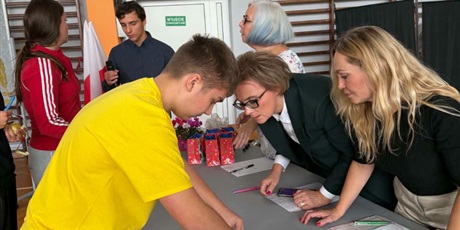 Powiększ grafikę: Dzień Edukacji Narodowej w ZSSiMS. Pasowanie na ucznia klas pierwszych i otrzęsiny klas licealnych