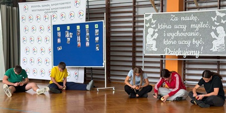 Powiększ grafikę: Dzień Edukacji Narodowej w ZSSiMS. Pasowanie na ucznia klas pierwszych i otrzęsiny klas licealnych