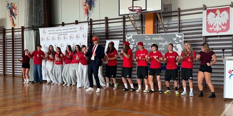 Powiększ grafikę: Dzień Edukacji Narodowej w ZSSiMS. Pasowanie na ucznia klas pierwszych i otrzęsiny klas licealnych