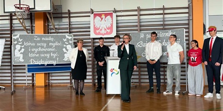 Powiększ grafikę: Dzień Edukacji Narodowej w ZSSiMS. Pasowanie na ucznia klas pierwszych i otrzęsiny klas licealnych