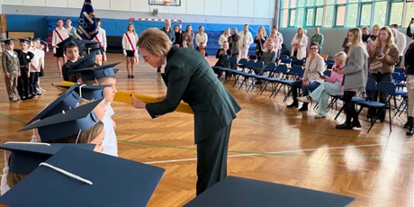 Dzień Edukacji Narodowej w ZSSiMS. Pasowanie na ucznia klas pierwszych i otrzęsiny klas licealnych