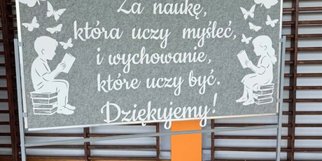 Powiększ grafikę: Dzień Edukacji Narodowej w ZSSiMS. Pasowanie na ucznia klas pierwszych i otrzęsiny klas licealnych