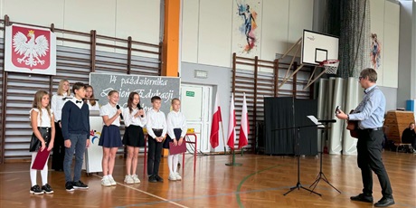 Powiększ grafikę: Dzień Edukacji Narodowej w ZSSiMS. Pasowanie na ucznia klas pierwszych i otrzęsiny klas licealnych
