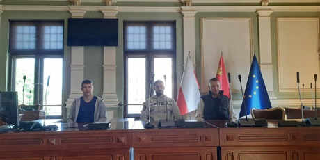 Powiększ grafikę: Uczniowie XII LO za stołem prezydialnym