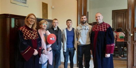 Powiększ grafikę: Uczniowie z p. Danutą Krysiewicz-Uranowską podczas zwiedzania Nowego Ratusza
