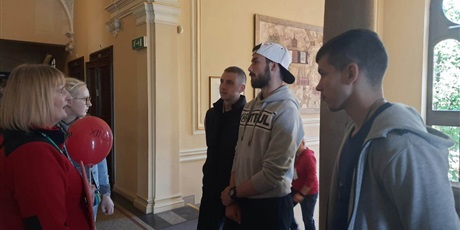 Powiększ grafikę: Uczniowie z p. Danutą Krysiewicz-Uranowską podczas zwiedzania Nowego Ratusza