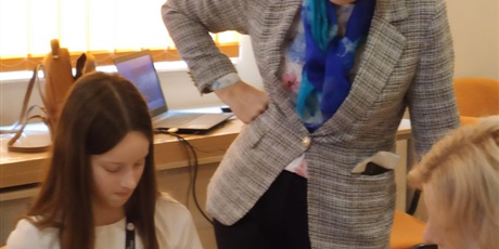 Powiększ grafikę: Pani dyrektor i uczniowie klasy 5 M podczas zajęć.