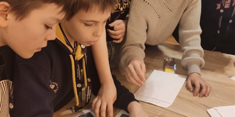 Powiększ grafikę: Klasa 3 M układa puzzle z obrazkiem przedstawiającym naszego patrona.