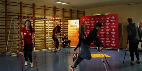 Powiększ grafikę: inspirujace-spotkanie-z-reprezentantkami-polski-w-amp-futbolu-650194.jpg