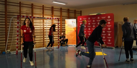 Powiększ grafikę: inspirujace-spotkanie-z-reprezentantkami-polski-w-amp-futbolu-650195.jpg