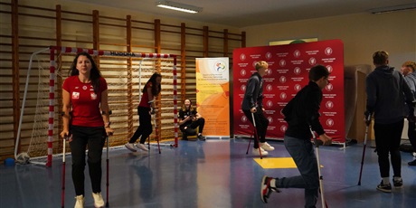 Powiększ grafikę: inspirujace-spotkanie-z-reprezentantkami-polski-w-amp-futbolu-650196.jpg