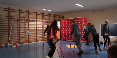 Powiększ grafikę: inspirujace-spotkanie-z-reprezentantkami-polski-w-amp-futbolu-650198.jpg