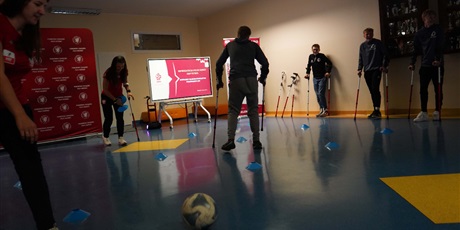 Powiększ grafikę: inspirujace-spotkanie-z-reprezentantkami-polski-w-amp-futbolu-650202.jpg