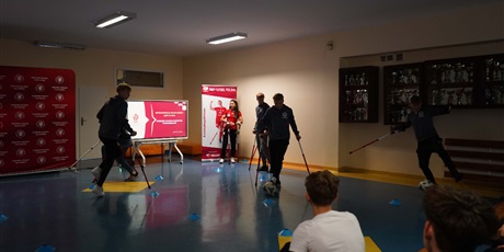 Powiększ grafikę: inspirujace-spotkanie-z-reprezentantkami-polski-w-amp-futbolu-650203.jpg