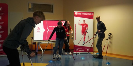 Powiększ grafikę: inspirujace-spotkanie-z-reprezentantkami-polski-w-amp-futbolu-650204.jpg