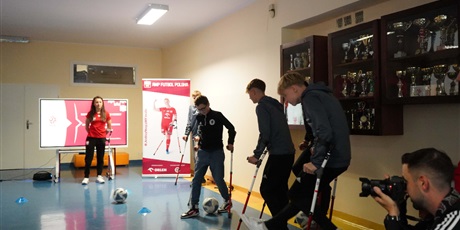 Powiększ grafikę: inspirujace-spotkanie-z-reprezentantkami-polski-w-amp-futbolu-650205.jpg