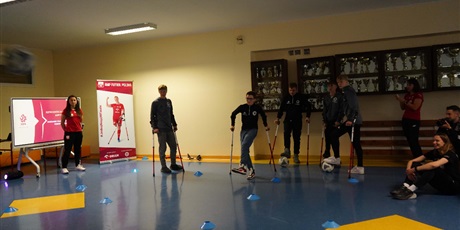 Powiększ grafikę: inspirujace-spotkanie-z-reprezentantkami-polski-w-amp-futbolu-650206.jpg