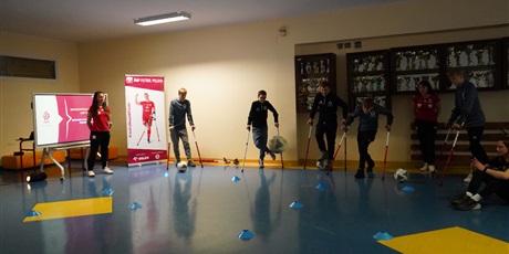 Powiększ grafikę: inspirujace-spotkanie-z-reprezentantkami-polski-w-amp-futbolu-650207.jpg