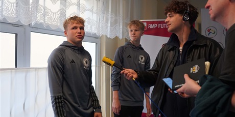 Powiększ grafikę: inspirujace-spotkanie-z-reprezentantkami-polski-w-amp-futbolu-650209.jpg