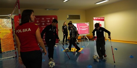 Powiększ grafikę: inspirujace-spotkanie-z-reprezentantkami-polski-w-amp-futbolu-650212.jpg