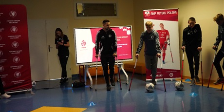 Powiększ grafikę: inspirujace-spotkanie-z-reprezentantkami-polski-w-amp-futbolu-650214.jpg