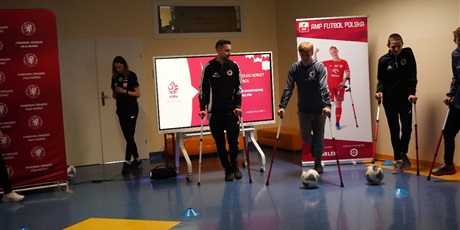 Powiększ grafikę: inspirujace-spotkanie-z-reprezentantkami-polski-w-amp-futbolu-650215.jpg