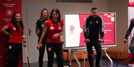 Powiększ grafikę: inspirujace-spotkanie-z-reprezentantkami-polski-w-amp-futbolu-650217.jpg