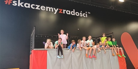 Powiększ grafikę: klasa-va-wraz-z-trenerka-agnieszka-kasprowicz-byla-w-jump-city-470185.jpg