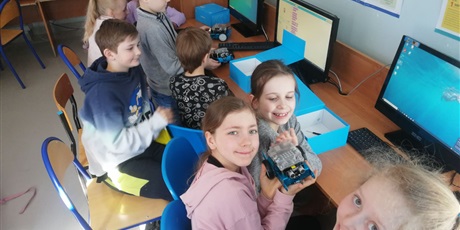 Powiększ grafikę: Klasa III b w pracowni komputerowej tworzy skrypty w aplikacji mBlock. Dziewczynki prezentują robota.
