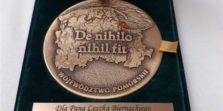 Medal dla trenera piłki ręcznej Leszka Biernackiego od Marszałka Województwa Pomorskiego
