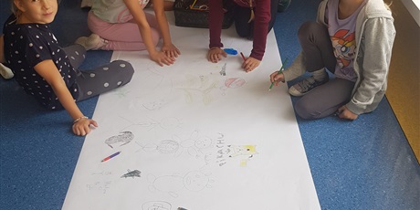 Powiększ grafikę: Dzieci z klas młodszych tworzą plakat z okazji Międzynarodowego Dnia Kropki.