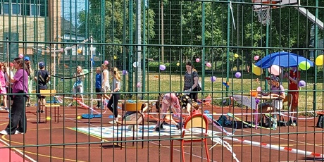 Powiększ grafikę: miniolimpiada-dzieci-dzieciom-447282.jpg