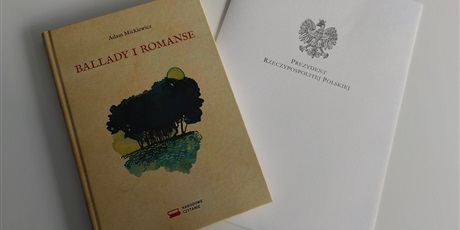 Powiększ grafikę: Podarowana szkole przez Panią Prezydentową Agatę Kornhauser-Dudę książka "Ballady i romanse". 