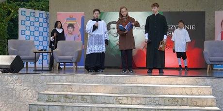 Powiększ grafikę: narodowe-czytanie-kordiana-w-parku-orunskim-551976.jpg
