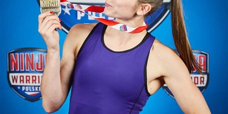 Powiększ grafikę: Trenerka Katarzyna Jonaczyk pozuje z medalem.