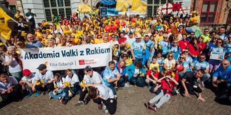 Powiększ grafikę: Zbiorowe zdjęcie uczestników Pól Nadzei 2023. Autor zdjęcia Fundacja Hospicyjna Gdańsk.