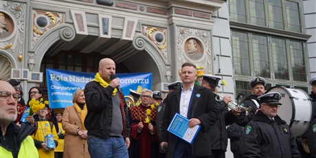 Powiększ grafikę: pola-nadziei-2025-pomagamy-juz-10-lat-603116.jpg